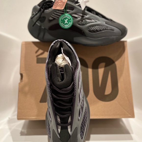 Adidas Yeezy 700 V3 - Picture 3 of 4
